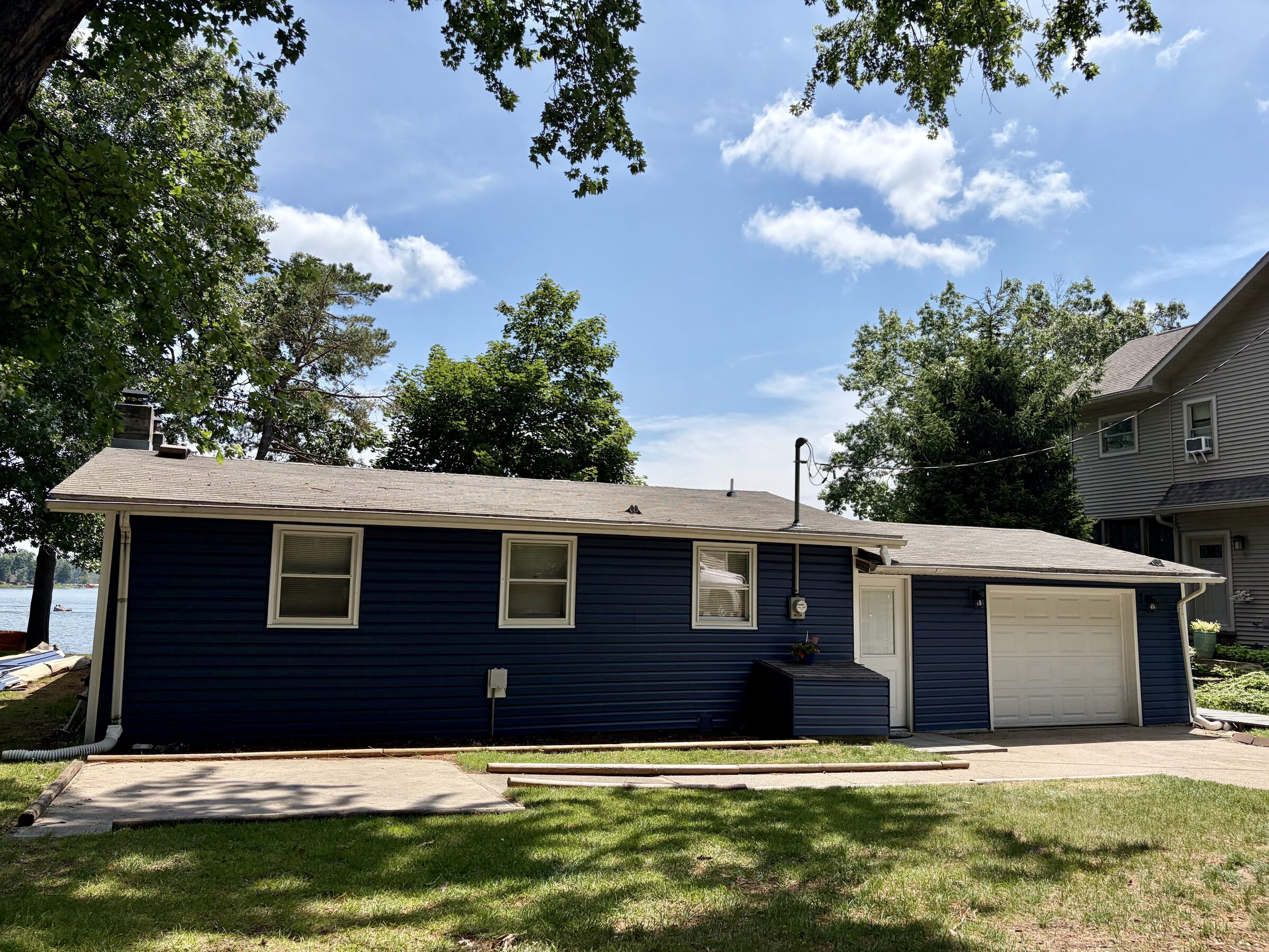 Lakeside exterior and driveway